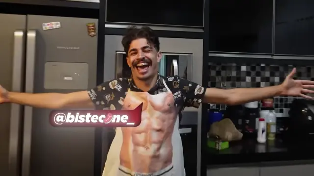 Bistecone de braços abertos na cozinha, abertura do quadro Bisteca na Cozinha